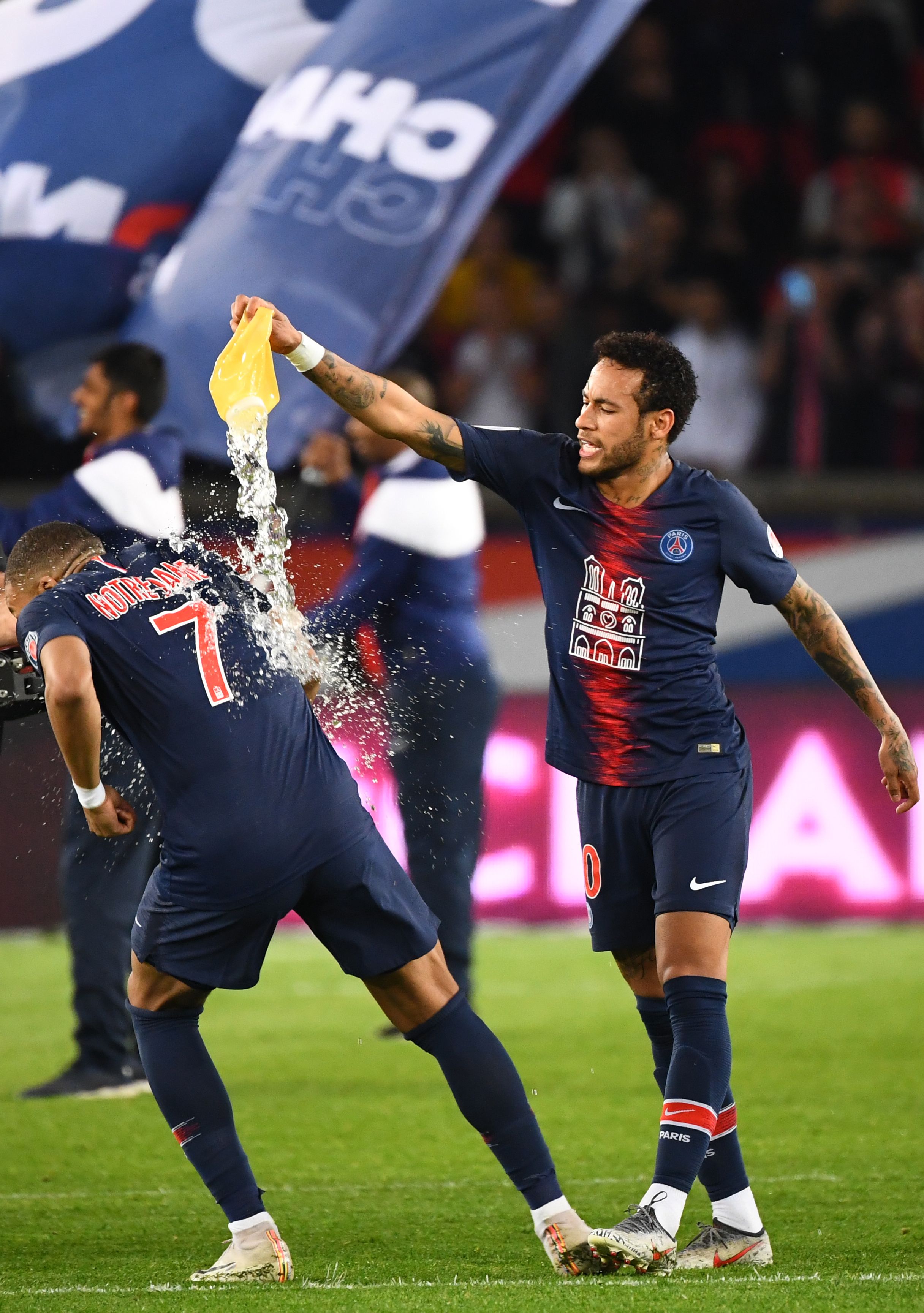 勇士官方：格林扭伤右脚，本场比赛不会回归